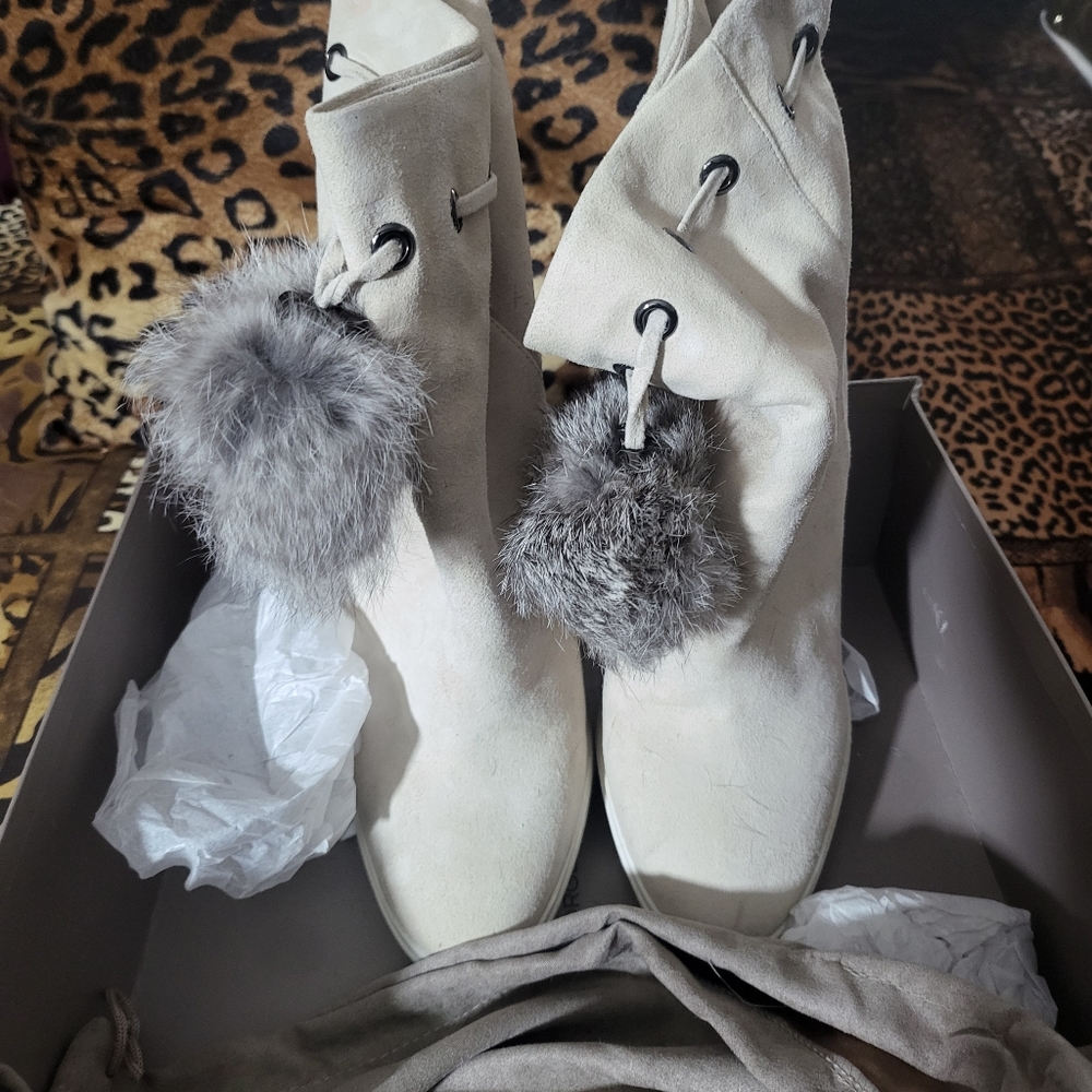 Women booties off white
